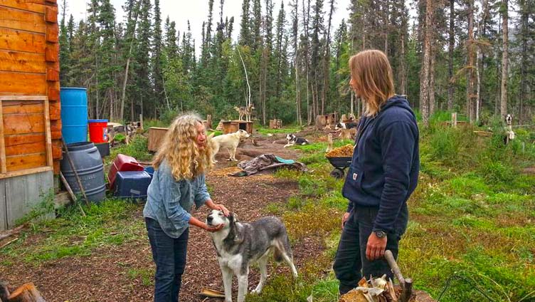 Schlittenhunde auf einer Farm in Calico (c) ZDF / © ZDF/Viktor Stauder